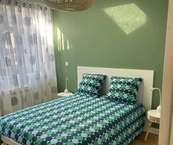 De Standing Face شقة