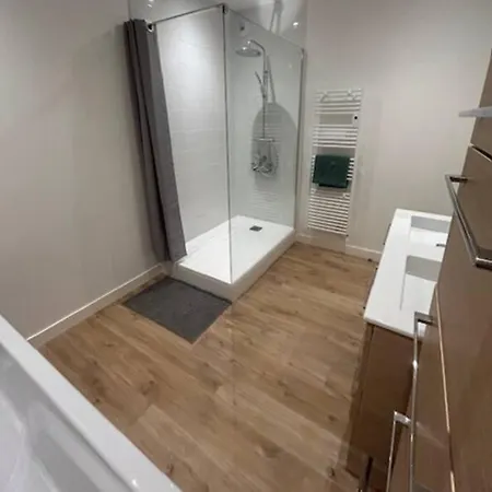 De Standing Face Apartamento *